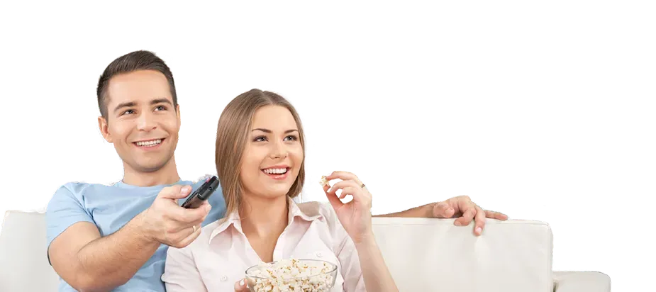 Pareja sentada en un sofa viendo Television